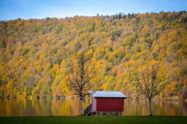Chalain Gölü, Chalain bölgesi, Jura.