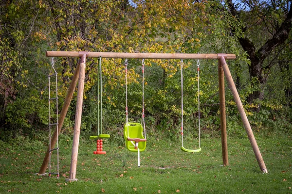 Swing Gyermekjátékok Egy Parkban — Stock Fotó
