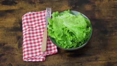 Bir masaya yakın plan salata (batavia) tabağı