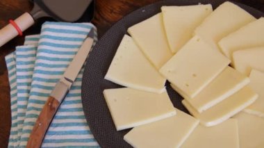 Bir tabak rulet peyniri dilimleri yakın.
