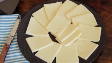 Bir tabak rulet peyniri dilimleri yakın.