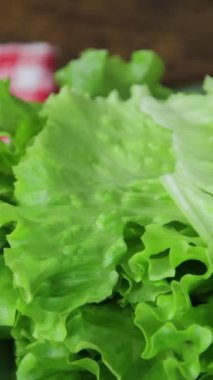 Bir masaya yakın plan salata (batavia) tabağı