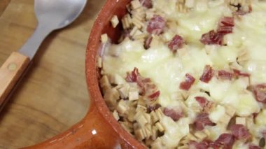 Bir masaya yakın plan kroziflette tabağı.