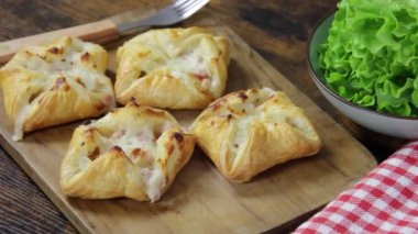 Jambon ve peynirli puf böreği.
