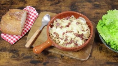 Bir masaya yakın plan kroziflette tabağı.