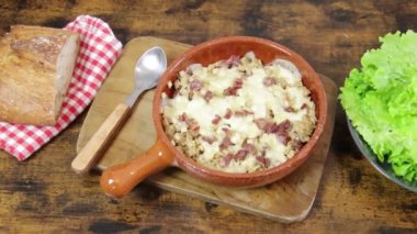 Bir masaya yakın plan kroziflette tabağı.