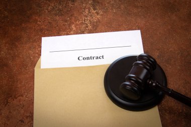 Sözleşme belgesi bir masanın üzerinde zarf içinde