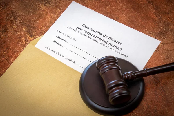divorce agreement paper written in French in an envelope