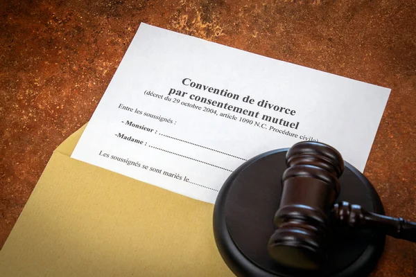 divorce agreement paper written in French in an envelope