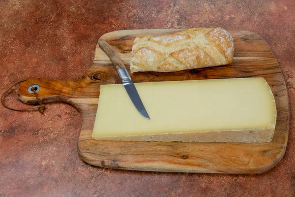 木の板の上でチーズを競い合う — ストック写真
