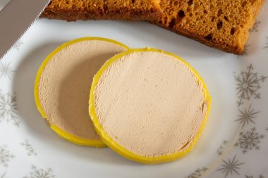 Bir tabak zencefilli kurabiye ve kaz ciğeri.