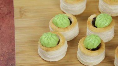 Sarımsaklı salyangoz böreği.