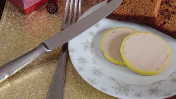 Тарелка Фуа Гра Ломтиками Пряничного Хлеба — стоковое видео