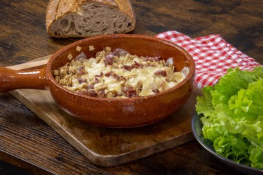 Bir masaya yakın plan kroziflette tabağı.