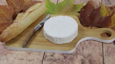 Coulommiers peyniri ve baget ekmeği yakın çekim