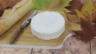 Coulommiers peyniri ve baget ekmeği yakın çekim