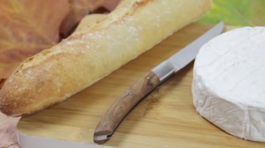 Coulommiers peyniri ve baget ekmeği yakın çekim