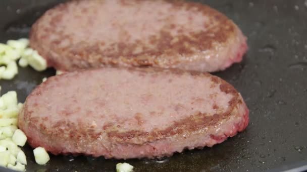 Primer Plano Hamburguesas Carne Res Cocinando Sartén Con Ajo — Vídeo de stock