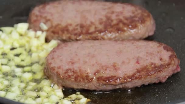 Primer Plano Hamburguesas Carne Res Cocinando Sartén Con Ajo — Vídeo de stock