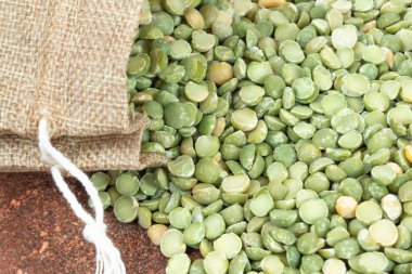 Bezelyeleri bez torbaya koy.