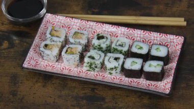 Bir tabak maki yakın çekim.