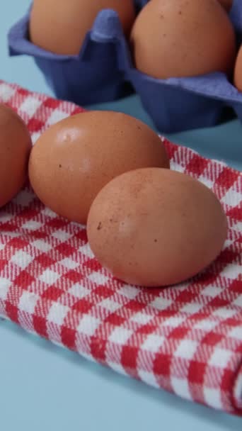 Taze Yumurta Kutusu Bir Masaya Yakın Çekim — Stok video