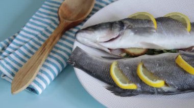 Limon, zencefil ve maydanozla hazırlanmış çiğ deniz levreği.