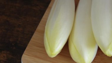 Kesme tahtasındaki çiğ hindiba yığını