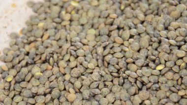 Masadaki çiğ yeşil mercimek yığını