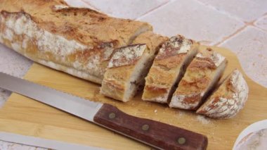 Kesme tahtasında dilimlenmiş ekmek ekmeği.