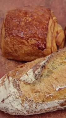 Ekmek, kruvasan, masadaki çikolatalı acı.