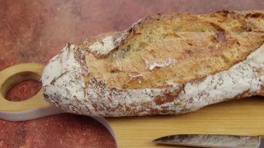 Tahta bir tahtanın üzerinde Fransız tostu manzarası