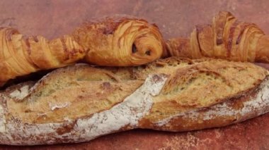 Ekmek, kruvasan, masadaki çikolatalı acı.