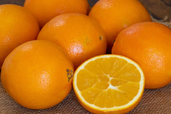 Mehrere Orangen Großaufnahme Auf Einem Tisch — Stockfoto