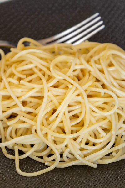 Teller Mit Spaghetti Großaufnahme Auf Einem Tisch — Stockfoto