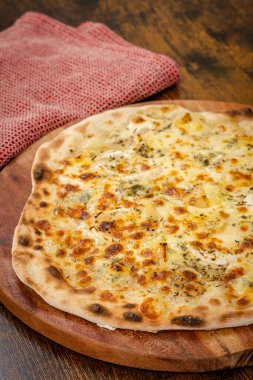 Peynirli pizza, masaya yakın.