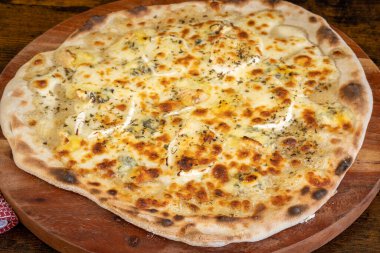 Peynirli pizza, masaya yakın.