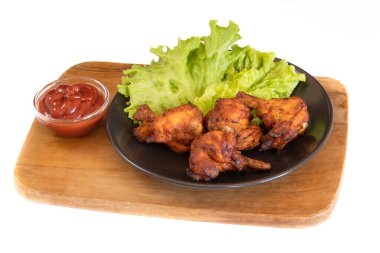 Beyaz arka planda ızgara tavuk budu ve ketçap.