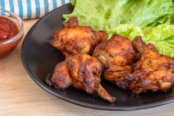 Ayam Panggang Paha Ayam Dan Saus Tomat Atas Meja — Stok Foto