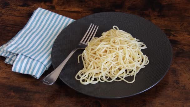 Teller Mit Spaghetti Großaufnahme Auf Einem Tisch — Stockvideo