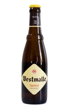 Beyaz arka planda izole edilmiş Westmalle marka bira şişesi.