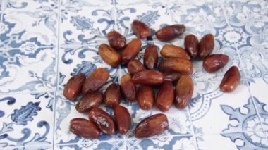 Deglet nour tarihleri bir masaya kapanır