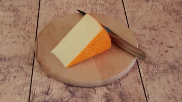 Tranche Fromage Pressé Avec Une Croûte Orange Gros Plan — Video