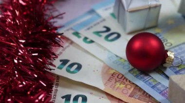 Arkaplanda banknotlar ve Noel süslemeleri var