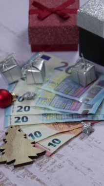 Arkaplanda banknotlar ve Noel süslemeleri var