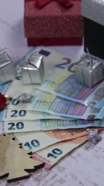 Arkaplanda banknotlar ve Noel süslemeleri var