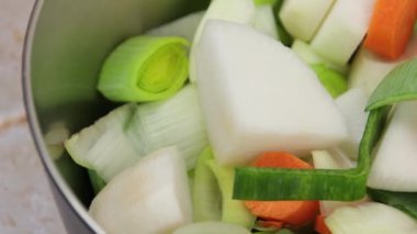 Bir tabakta çiğ sebze karışımı