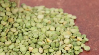 Masada izole edilmiş çiğ bezelyeleri kapat