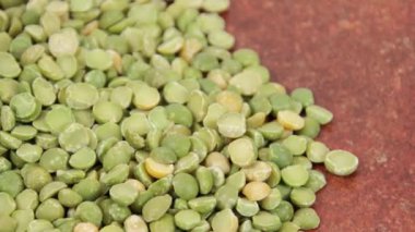 Masada izole edilmiş çiğ bezelyeleri kapat