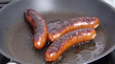 Tütsülenmiş sosis, yakın çekim, kızartma tavasında pişirme.